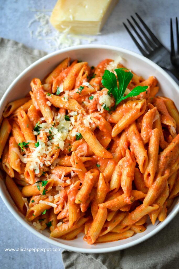 Penne alla vodka (Pasta with vodka cream sauce) - Alica's Pepperpot